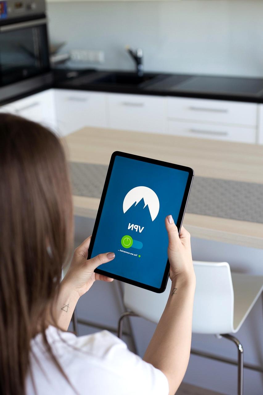 Quantum processing chip icon